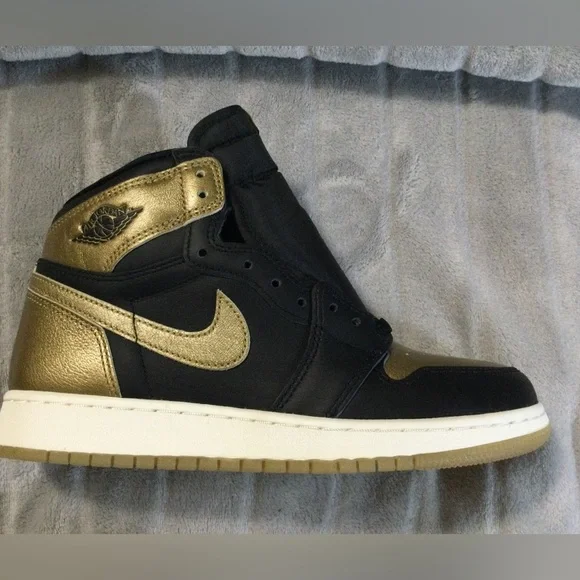 Nike Air Jordan 1 Retro High OG Black/Metallic Gold Size 6Y - Picture 8 of 15